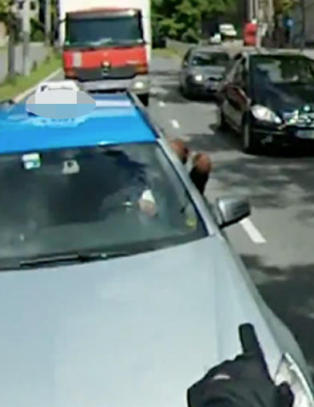 Her får syklisten nok av aggressive bilister og stopper midt i Oslo-trafikken