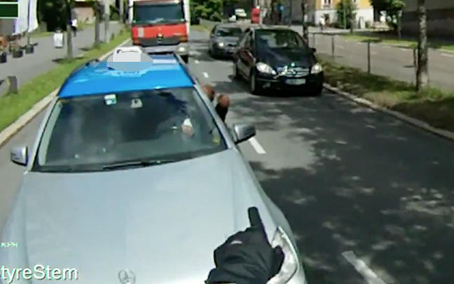 Her f�r syklisten nok av aggressive bilister midt i Oslo-trafikken