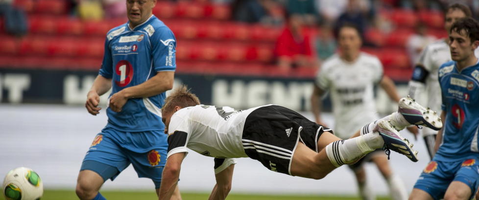 Hakekors-banner ble hengt opp p� Lerkendal under cupkamp