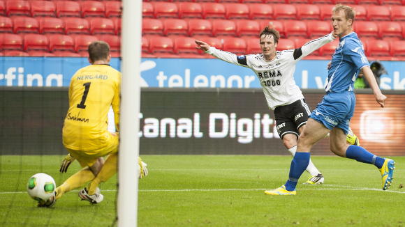 <p><span class="text">Scoringen til Jensen gikk mellom beina p&aring; Sahlman. Foto: Ned Alley / NTB scanpix<strong><br /></strong></span></p>