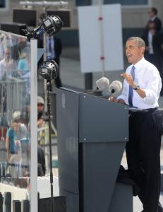 Obama sto bak skuddsikkert glass, og sa han var blant venner