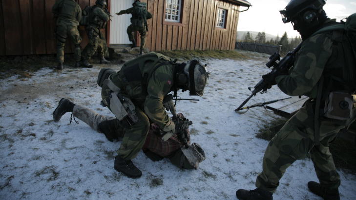 SPESIALJEGERE: Forsvarets spesialkommando utdanner fallskjermjegere og spesialjegere og kan på kort tid stille styrker til nasjonal og internasjonal krisehåndtering. På dette bildet fra 2007 viser de hvordan de forbereder seg før et oppdrag i Kabul. Foto: Jacques Hvistendahl/Dagbladet SPESIALJEGERE: Forsvarets spesialkommando utdanner fallskjermjegere og spesialjegere og kan på kort tid stille styrker til nasjonal og internasjonal krisehåndtering. På dette bildet fra 2007 viser de hvordan de forbereder seg før et oppdrag i Kabul. Foto: Jacques Hvistendahl/Dagbladet