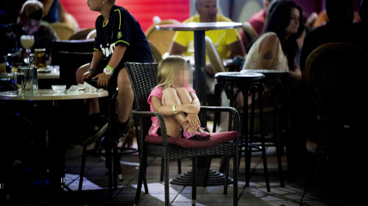 KIKKER: En liten jente ser seg rundt, der hun sitter alene i en stol på et av de mange utestedene i Playa del Ingles på Gran Canaria. Foto: Thomas Rasmus Skaug / Dagbladet KIKKER: En liten jente ser seg rundt, der hun sitter alene i en stol på et av de mange utestedene i Playa del Ingles på Gran Canaria. Foto: Thomas Rasmus Skaug / Dagbladet