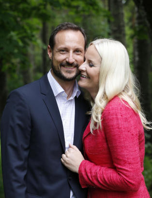 Ber gjestene ta artistregningen for kronprinsparets 40-årslag