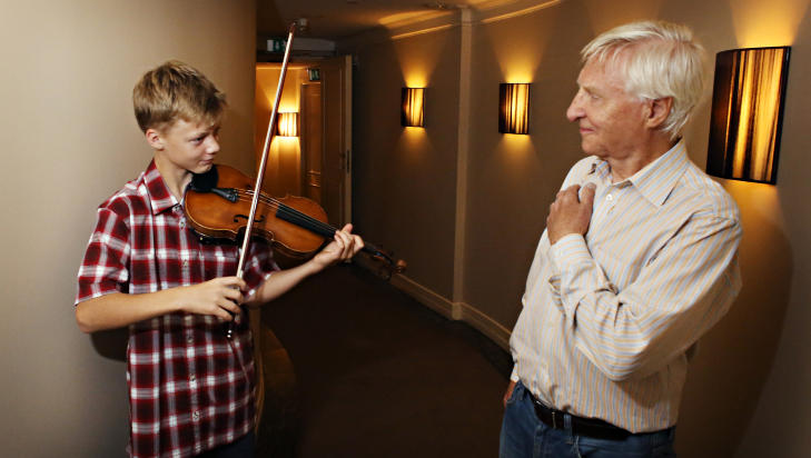 YNGST: Med sine 12 år er Joakim Røbergshagen Oslo Kammermusikkfestivals yngste musiker, og skal være med på fire konserter, deriblant åpningskonserten i kveld og avslutningskonserten om en drøy uke. Festivalsjef Arve Tellefsen er såre fornøyd med sin nye fiolinistkollega. FOTO: FRANK KARLSEN / DAGBLADET YNGST: Med sine 12 år er Joakim Røbergshagen Oslo Kammermusikkfestivals yngste musiker, og skal være med på fire konserter, deriblant åpningskonserten i kveld og avslutningskonserten om en drøy uke. Festivalsjef Arve Tellefsen er såre fornøyd med sin nye fiolinistkollega. FOTO: FRANK KARLSEN / DAGBLADET