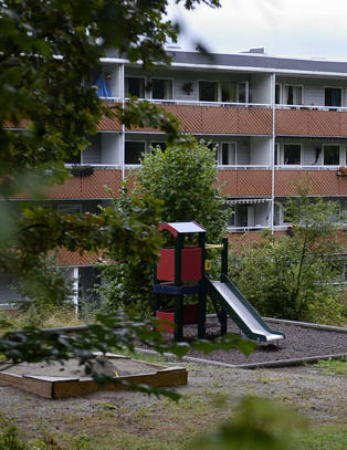 - Før lekte alle barna i her. Nå holder de seg unna