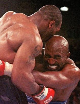 For 16 år siden beit Tyson av øret hans. Nå kan Holyfield få revansje