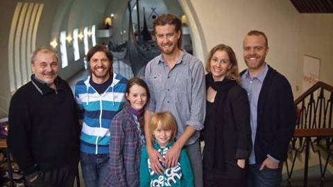 SKUESPILLERNE OG REGISSØR: Fra venstre bak: Bjørn Sundquist, Nikolai Cleve Broch, Pål Sverre Hagen, Sofia Helin og regissør Mikkel Sandemose. F.v fremme: Maria Annette Tanderø Berglyd og Julian Podolski. Foto: Filmweb SKUESPILLERNE OG REGISSØR: Fra venstre bak: Bjørn Sundquist, Nikolai Cleve Broch, Pål Sverre Hagen, Sofia Helin og regissør Mikkel Sandemose. F.v fremme: Maria Annette Tanderø Berglyd og Julian Podolski. Foto: Filmweb