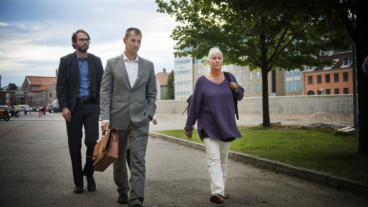 UANMELDT AKSJON: Her forlater EOS-utvalgets leder Eldbjørg Løwer Havnelageret sammen med to rådgivere fra utvalgets sekretariat etter tilsynet i Etterretningstjenestens lokaler i Havnelageret. Foto: BENJAMIN WARD UANMELDT AKSJON: Her forlater EOS-utvalgets leder Eldbjørg Løwer Havnelageret sammen med to rådgivere fra utvalgets sekretariat etter tilsynet i Etterretningstjenestens lokaler i Havnelageret. Foto: BENJAMIN WARD