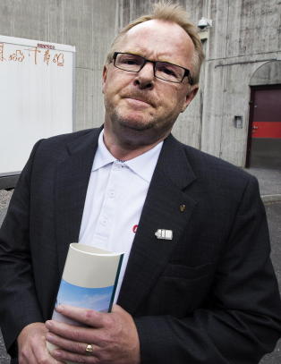 - PST må fotfølge Bhatti