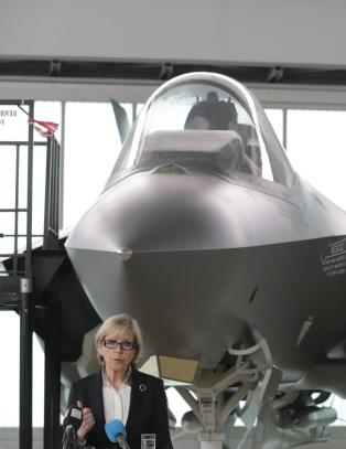 Forsvaret må kutte i ubåter, uniformer, våpen, helikoptre og panservogner