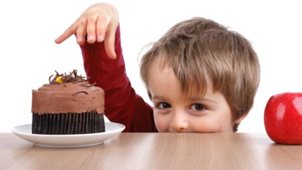 VALGETS KVALER: Det er ikke lurt å spørre om barnet vil ha kake eller eple til dessert - om du allerede har bestemt deg for at han skal ha eple. Foto: Thinkstock