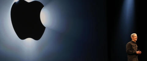- Arbeiderne som lager Apples nye «billig-Iphone» må betale for å få jobbe