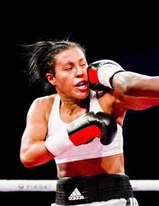 Cecilia Brækhus vant på teknisk knockout etter vill boksekamp