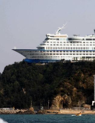 Ser ut som en kjempebølge har løftet opp cruiseskipet og satt det på land