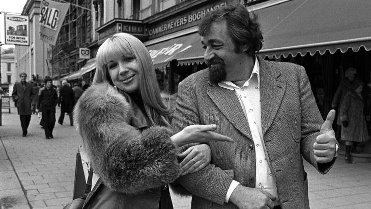CORNELIS VREESWIJK: Alexandra Sandøy på Karl Johan med den svenske viselegenden Cornelis Vreeswijk i 1977.
Foto: Bjørn Sigurdsøn / NTB Scanpic CORNELIS VREESWIJK: Alexandra Sandøy på Karl Johan med den svenske viselegenden Cornelis Vreeswijk i 1977.
Foto: Bjørn Sigurdsøn / NTB Scanpic