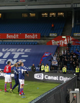 Her takker Vålerenga-spillerne ultras-grupperingene for kampen mot Brann