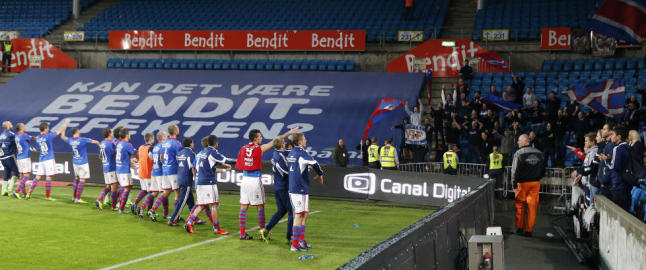 Her takker Vålerenga-spillerne ultras-grupperingene for kampen mot Brann