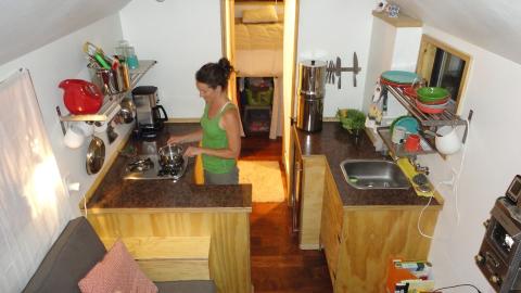 SÅ VIDT PLASS: Det er ikke veldig mye plass til å danse ved dagens slutt i dette minihuset, men nødvendigheter som kjøkken, soverom og mobilt internett er på plass. Foto: SHANE og CARRIE CAVERLY SÅ VIDT PLASS: Det er ikke veldig mye plass til å danse ved dagens slutt i dette minihuset, men nødvendigheter som kjøkken, soverom og mobilt internett er på plass. Foto: SHANE og CARRIE CAVERLY