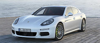 STOR OG GJERRIG: Med 0,31 liter på mila og et CO2-utslipp på 0,71 g/km er Porsche Panamera E-Hybrid vanvittig grønn i forhold til størrelse og ytelse. Foto: Porsche STOR OG GJERRIG: Med 0,31 liter på mila og et CO2-utslipp på 0,71 g/km er Porsche Panamera E-Hybrid vanvittig grønn i forhold til størrelse og ytelse. Foto: Porsche