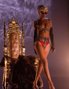 Rihanna kler av seg i ny musikkvideo