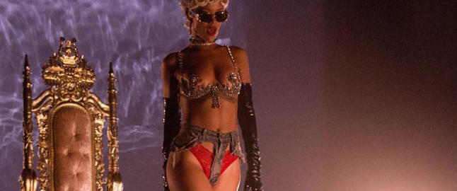 Rihanna kler av seg i ny musikkvideo