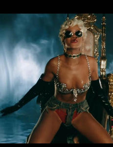 Kaller Rihannas seneste stunt for «pornografisk», «avskyelig» og «uanstendig»