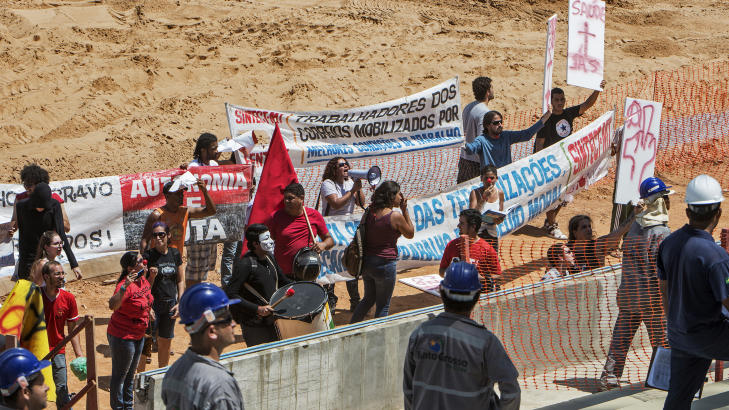DEMONSTRASJONER: Lokalbefolkningen er fortsatt rasende på myndighetene som har godkjent et VM i Brasil. Foto: Jose Medeiros / REUTERS / NTB Scanpix DEMONSTRASJONER: Lokalbefolkningen er fortsatt rasende på myndighetene som har godkjent et VM i Brasil. Foto: Jose Medeiros / REUTERS / NTB Scanpix