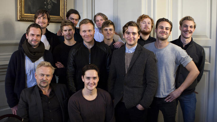 SKUESPILLERE: Her ser vi et utvalg av skuespillerne, i front Dennis Storhøi (til v.) og Frank Kjosås. Foto: Anders Grønneberg SKUESPILLERE: Her ser vi et utvalg av skuespillerne, i front Dennis Storhøi (til v.) og Frank Kjosås. Foto: Anders Grønneberg
