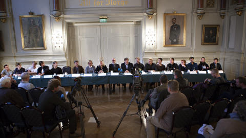 MANNSDOMINERT: OSLO: Naturlig nok blir det mange menn med i denne serien. Her ser vi de norske skuespillerne, og i midten produsentene Tone Rønning og John M Jacobsen og regissør Per-Olav Sørensen. Foto: Anders Grønneberg MANNSDOMINERT: OSLO: Naturlig nok blir det mange menn med i denne serien. Her ser vi de norske skuespillerne, og i midten produsentene Tone Rønning og John M Jacobsen og regissør Per-Olav Sørensen. Foto: Anders Grønneberg