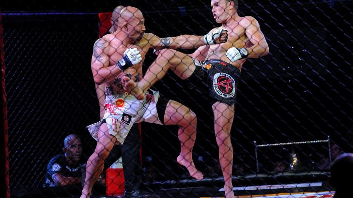 DET MESTE LOV: MMA er kjent for sine få regler. Her møtes Kenko Samurai Ura (til venstre) Brad Terrey under MMA-World series-kamp. Foto: Ap Photo/ NTB scanpix. DET MESTE LOV: MMA er kjent for sine få regler. Her møtes Kenko Samurai Ura (til venstre) Brad Terrey under MMA-World series-kamp. Foto: Ap Photo/ NTB scanpix.