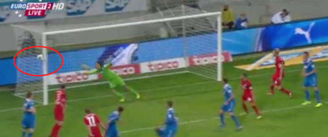 Header ballen utenfor mål - dommeren dømmer scoring