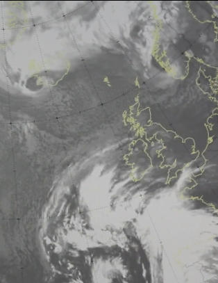 14-åring feid på sjøen under storstorm i Storbritannia