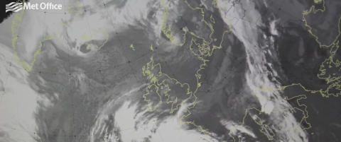 14-åring feid på sjøen under storstorm i Storbritannia