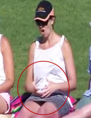 Cricketspillerens kjæreste var nok ikke klar over at hun ble filmet her