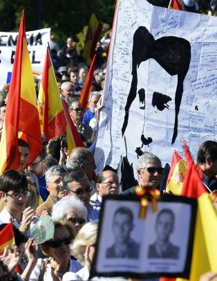 Statsminister Mariano Rajoy i Spania skjelles ut som «forræder» fordi han godtar en dom som han er imot.