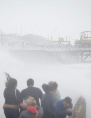 Over 200 fly til og fra London kansellert på grunn av storstorm