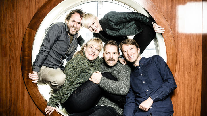 LAGER MUSIKAL: Den nye Torshovgruppa, bestående av Henriette Steenstrup, Christian Skolmen, Lene Kristin Ellingsen, Bernard og musiker Simon Revholt, har premiere på musikalen «En får væra som en er — En Ole Ivars musikal» i april til neste år. Foto: Nationaltheatret LAGER MUSIKAL: Den nye Torshovgruppa, bestående av Henriette Steenstrup, Christian Skolmen, Lene Kristin Ellingsen, Bernard og musiker Simon Revholt, har premiere på musikalen «En får væra som en er — En Ole Ivars musikal» i april til neste år. Foto: Nationaltheatret