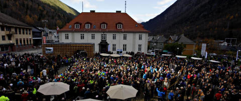 Spenningen var anspent da en sky la seg til foran sola rett før tolv