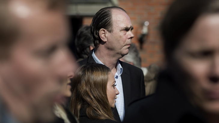 EIVIND RØLLES' BEGRAVELSE: Eivind Rølles kjent fra The Monroes begraves fra Vestre Aker kirke i april i år. Her ser vi Lage Fosheim sørge over vennens bortgang. Foto: Anita Arntzen EIVIND RØLLES' BEGRAVELSE: Eivind Rølles kjent fra The Monroes begraves fra Vestre Aker kirke i april i år. Her ser vi Lage Fosheim sørge over vennens bortgang. Foto: Anita Arntzen