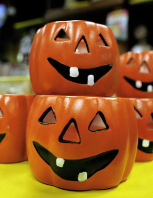 Ungdom truet til seg halloween-godteri med softgun og brekkjern