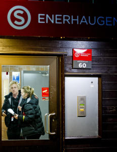 - Vi sjekker alle som kommer inn og alle som kommer ut