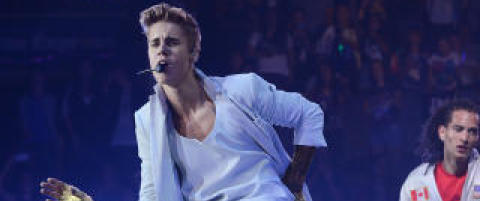 Raste mot Bieber da han slepte det argentiske flagget langs scenegulvet
