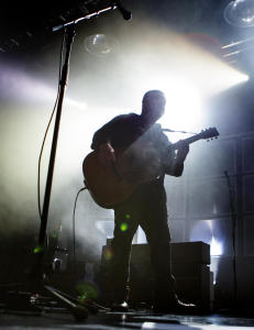Gnisten vokste i takt med svetteperlene i Black Francis' panne