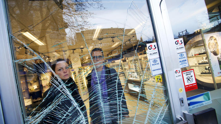 INNBRUDDSOFFER: En av mennene som innrømmet å ha slått til mot urmakerbutikken til Hildbjørg L. Henriksen (t.h) i Larvik tidligere denne uka, ble løslatt etter bare to dager. Foto: Peder Gjersøe INNBRUDDSOFFER: En av mennene som innrømmet å ha slått til mot urmakerbutikken til Hildbjørg L. Henriksen (t.h) i Larvik tidligere denne uka, ble løslatt etter bare to dager. Foto: Peder Gjersøe