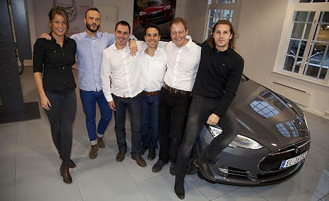 FORNØYDE: Salgsgjengen hos Tesla er svært glade og entusiastiske om dagen. Salget går strykende. Fra venstre: Laila Tekia (salgsansvarlig Oslo, Skøyen), Joar Tenfjord (store manager Bergen), Andre Hansen (store manager Trondheim), Kim Daniel Sand (store manager Oslo, Alnabru), Kjell-Arne Wold (store manager Oslo, Skøyen) og Victor Langseth Leversen (salgsansvarlig Oslo, Skøyen). Foto: KNUT ARNE MARCUSSEN / AUTOFIL FORNØYDE: Salgsgjengen hos Tesla er svært glade og entusiastiske om dagen. Salget går strykende. Fra venstre: Laila Tekia (salgsansvarlig Oslo, Skøyen), Joar Tenfjord (store manager Bergen), Andre Hansen (store manager Trondheim), Kim Daniel Sand (store manager Oslo, Alnabru), Kjell-Arne Wold (store manager Oslo, Skøyen) og Victor Langseth Leversen (salgsansvarlig Oslo, Skøyen). Foto: KNUT ARNE MARCUSSEN / AUTOFIL