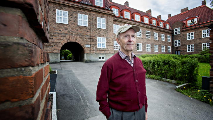 FIKK ANERKJENNELSE: Sverre Kokkin (88), som er en av to gjenlevende medlemmer av sabotasjeorganisasjonen Pelle-gruppa, ble i dag i Oslo rådhus hedret av over 1000 gjester for Pelle-gruppas innsats under 2. verdenskrig. Her er 88-åringen fotografert i sommer, på Damplassen i Oslo hvor gruppa holdt til. Foto: Torbjørn Berg / Dagbladet FIKK ANERKJENNELSE: Sverre Kokkin (88), som er en av to gjenlevende medlemmer av sabotasjeorganisasjonen Pelle-gruppa, ble i dag i Oslo rådhus hedret av over 1000 gjester for Pelle-gruppas innsats under 2. verdenskrig. Her er 88-åringen fotografert i sommer, på Damplassen i Oslo hvor gruppa holdt til. Foto: Torbjørn Berg / Dagbladet
