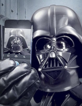 Darth Vader er på Instagram, debuterer med «selfie»