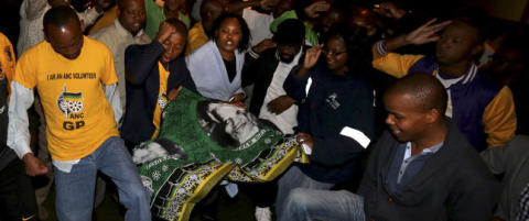 Sørger over Mandela med sang, dans og vuvuzela