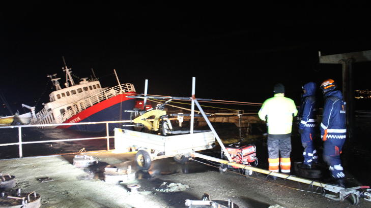 I NATT: Klokka 03: Sivilforsvaret og andre mannskaper fra Follo jobber for at MS Innvik ikke skal slite seg og gå rundt med fire tonn bunkersolje. Foto: Glenn Johansson. I NATT: Klokka 03: Sivilforsvaret og andre mannskaper fra Follo jobber for at MS Innvik ikke skal slite seg og gå rundt med fire tonn bunkersolje. Foto: Glenn Johansson.